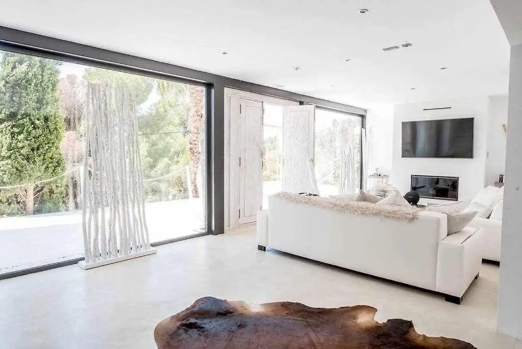 Balinese Villa Near The Beach Outdoor Jacuzzi Cala Llonga  0*, Cala Llonga (Ibiza)