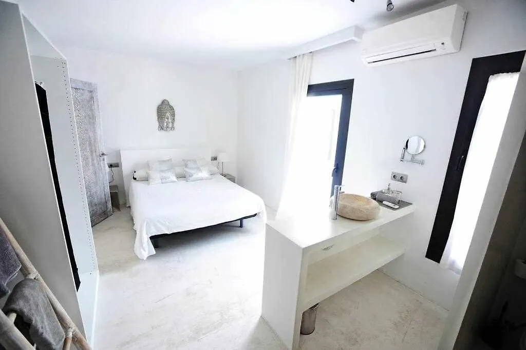 Balinese Villa Near The Beach Outdoor Jacuzzi Cala Llonga  0*, Cala Llonga (Ibiza)