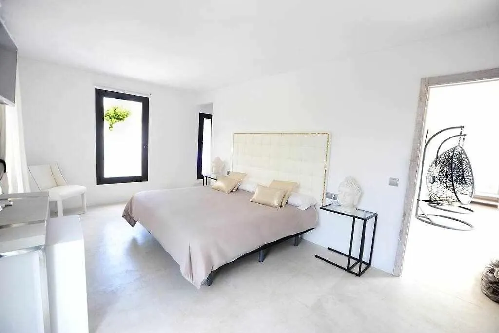 Balinese Villa Near The Beach Outdoor Jacuzzi Cala Llonga  Cala Llonga (Ibiza)