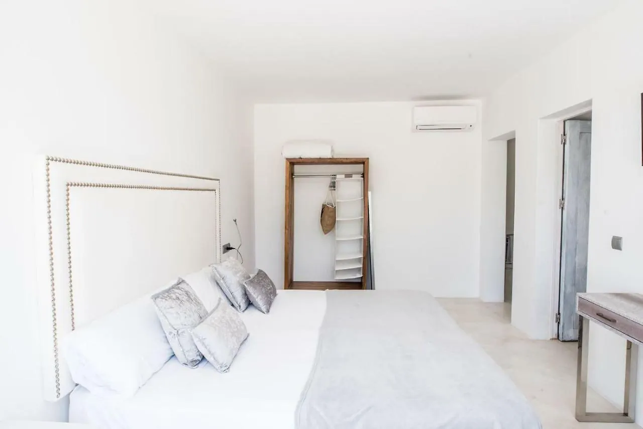 Balinese Villa Near The Beach Outdoor Jacuzzi Cala Llonga  0*, Cala Llonga (Ibiza)