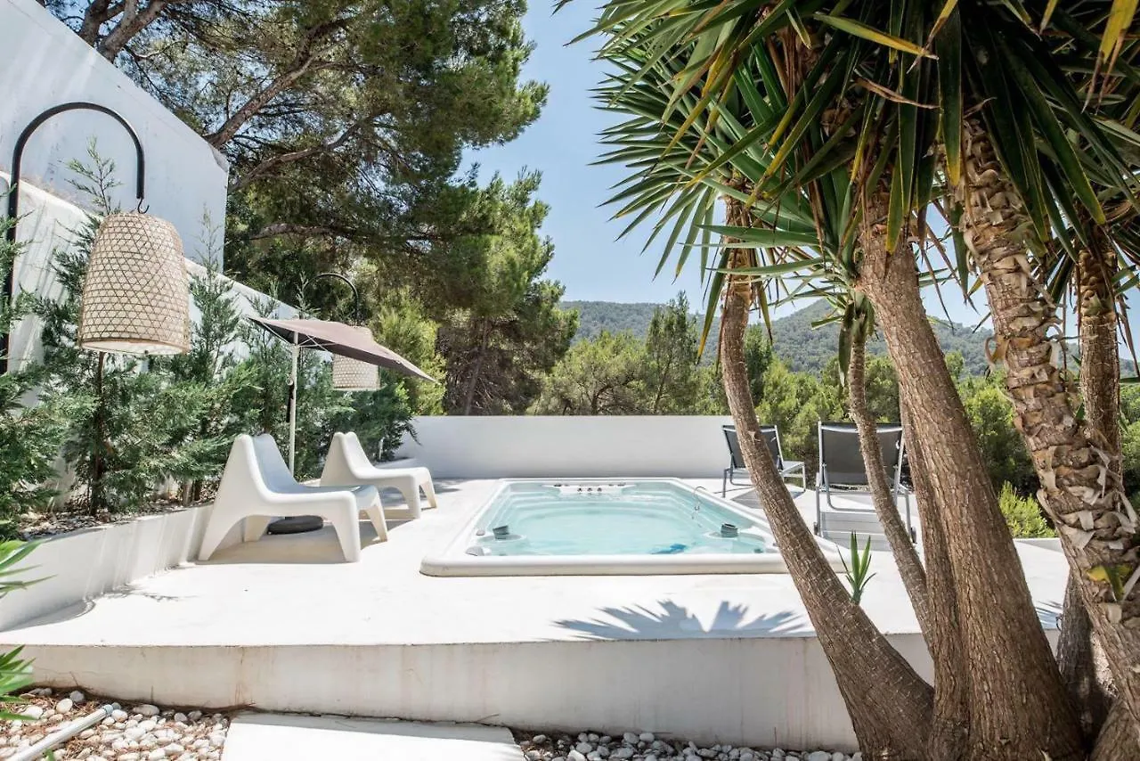 Balinese Villa Near The Beach Outdoor Jacuzzi Cala Llonga  0*, Cala Llonga (Ibiza)